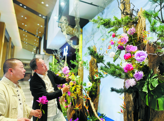 牡丹鲜花艺术景观亮相世界牡丹大会主会场