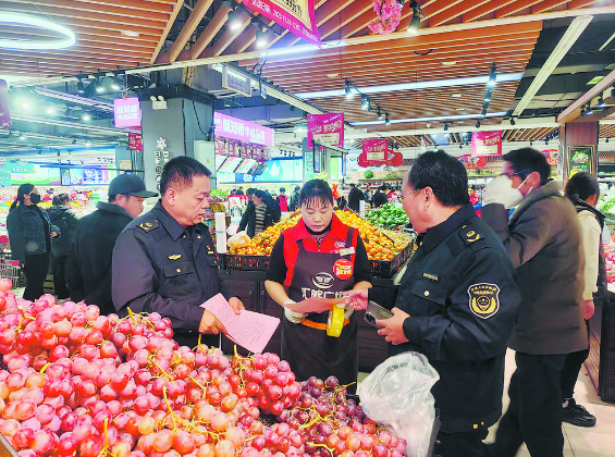 排查“生鲜灯” 规范市场秩序