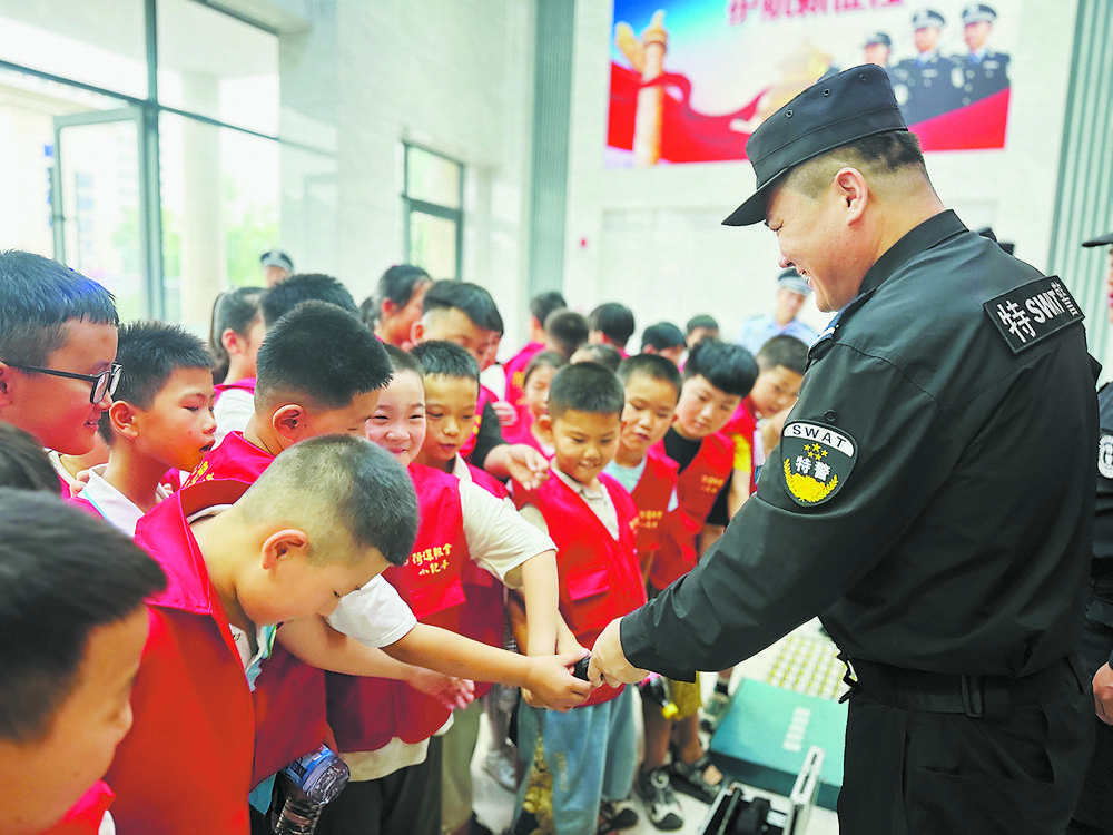 小记者警营“探秘”，体验别样“警”彩