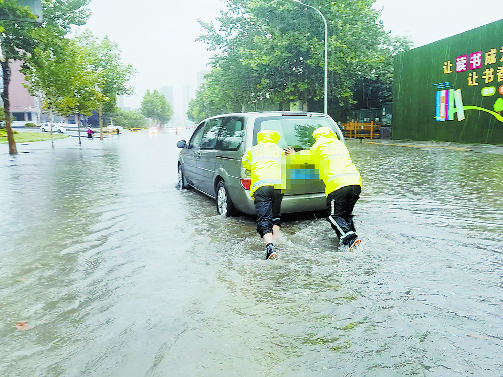 暴雨中交警化身守护者