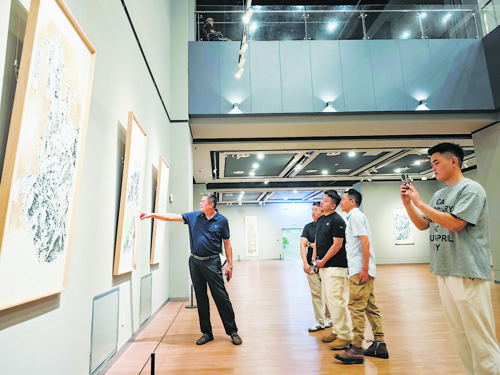 首届教育系统教师节主题绘画作品展开幕