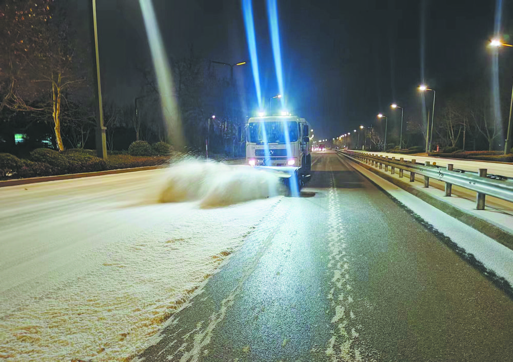 保畅通保安全，百余台次除雪车上路除雪铲冰