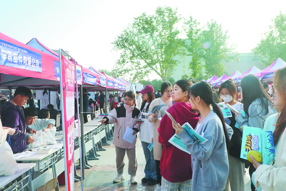 “量身打造”招聘会火爆开场