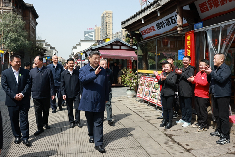 2024年3月19日上午，习近平在常德河街考察时，同店主和游客亲切交流。新华社记者 王晔 摄