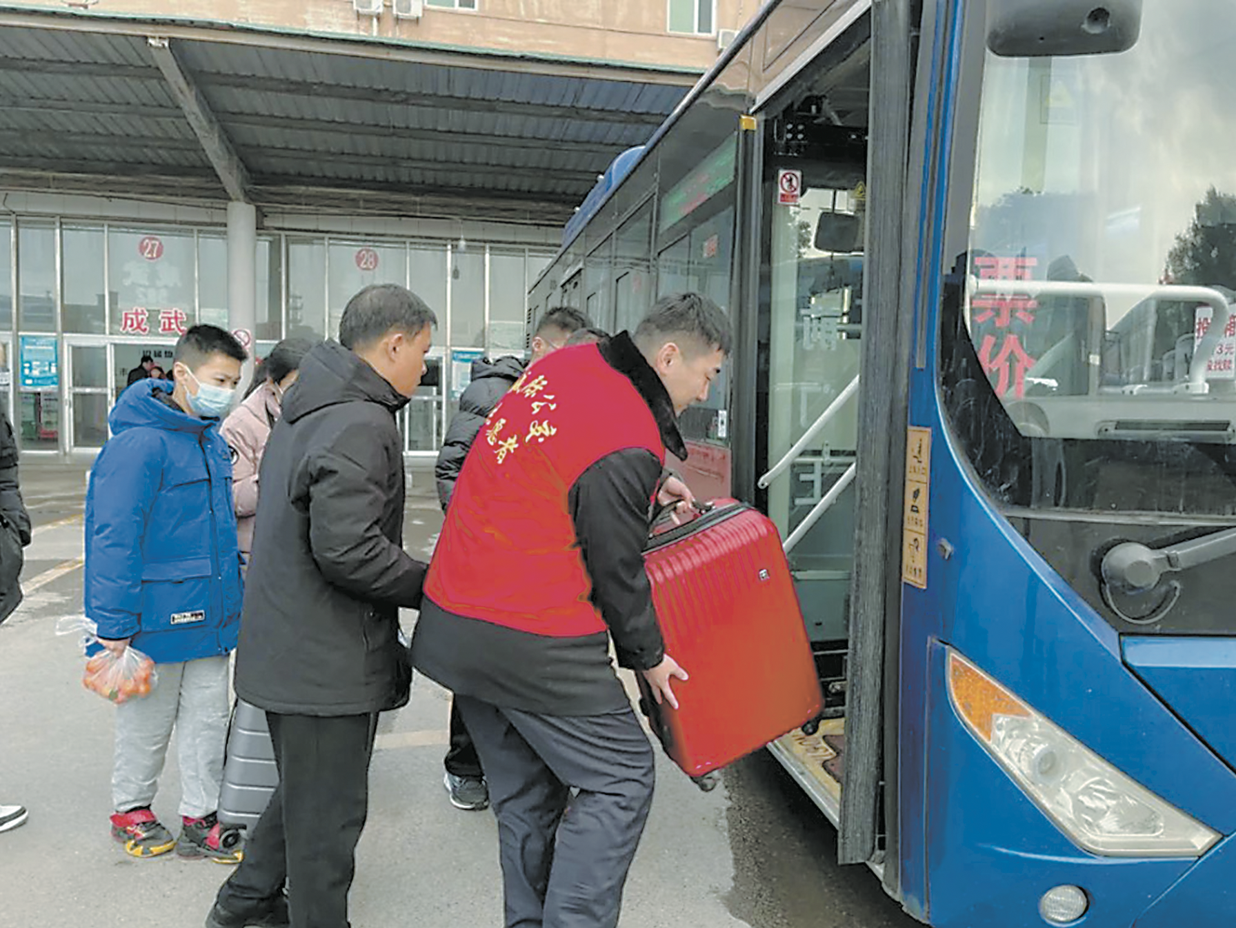 “我们一直在路上，只为乘客合家团圆”