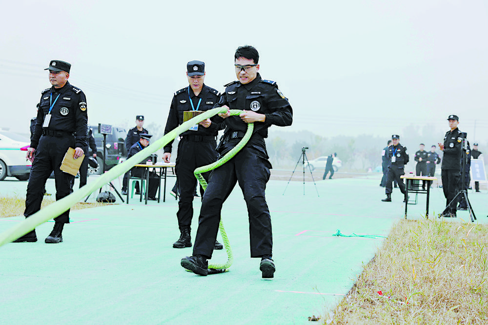 特巡警比武上演“极限挑战”