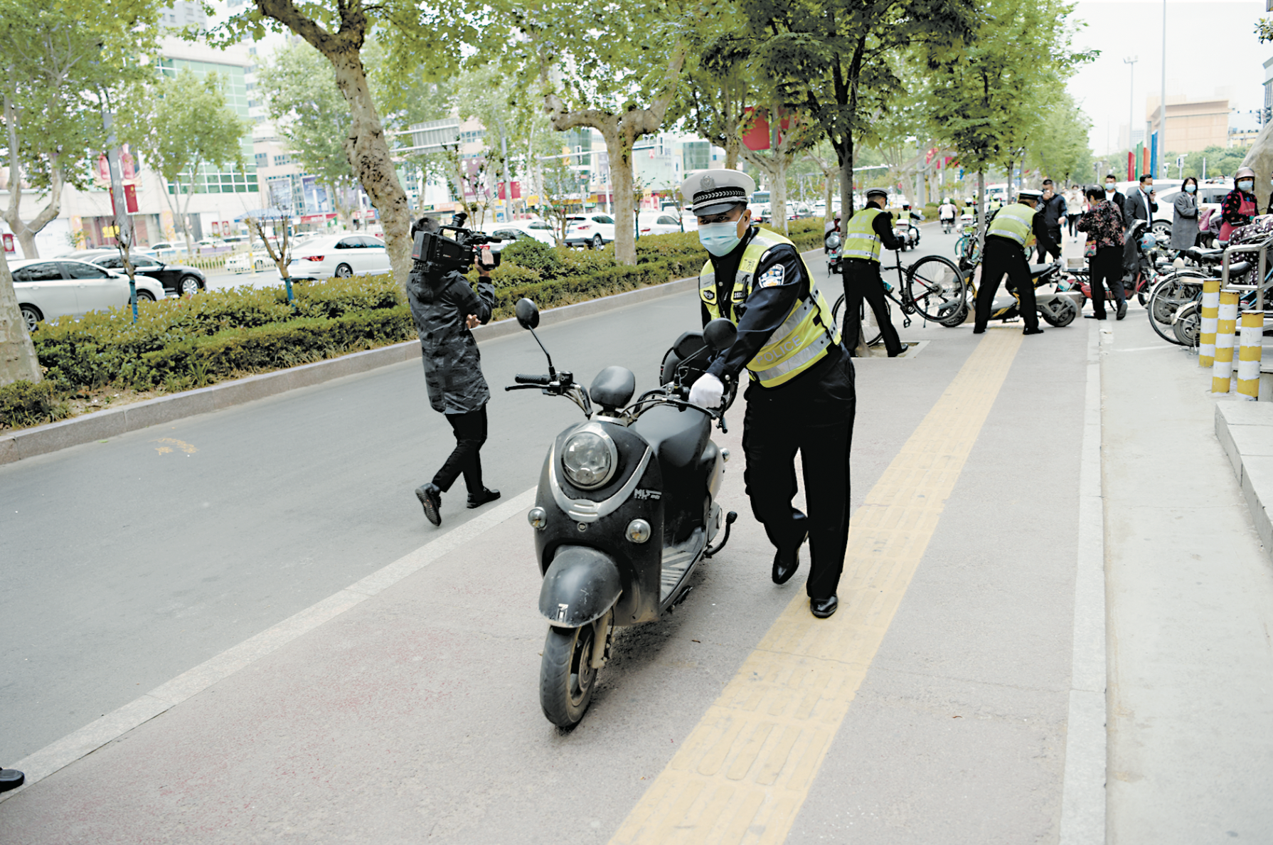 交警出重拳整治电动自行车乱象