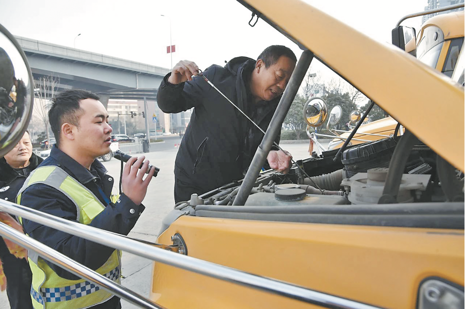 校车“大检查” 拧紧开学“安全阀”