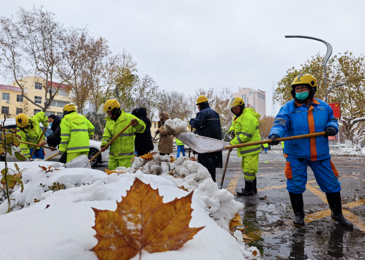 迎风雪 保畅通