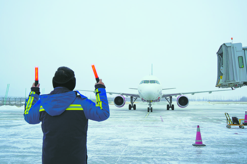 菏泽机场积极应对特殊天气集中清扫积雪 力保航班运行