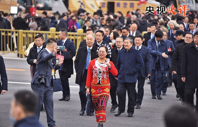 【央视快评】高举旗帜 真抓实干 团结奋进——热烈祝贺十四届全国人大二次会议、…