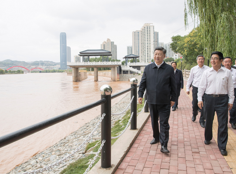 2019年8月21日，习近平总书记在兰州市黄河治理兰铁泵站项目点，沿步道察看黄河两岸生态修复和景观建设情况。