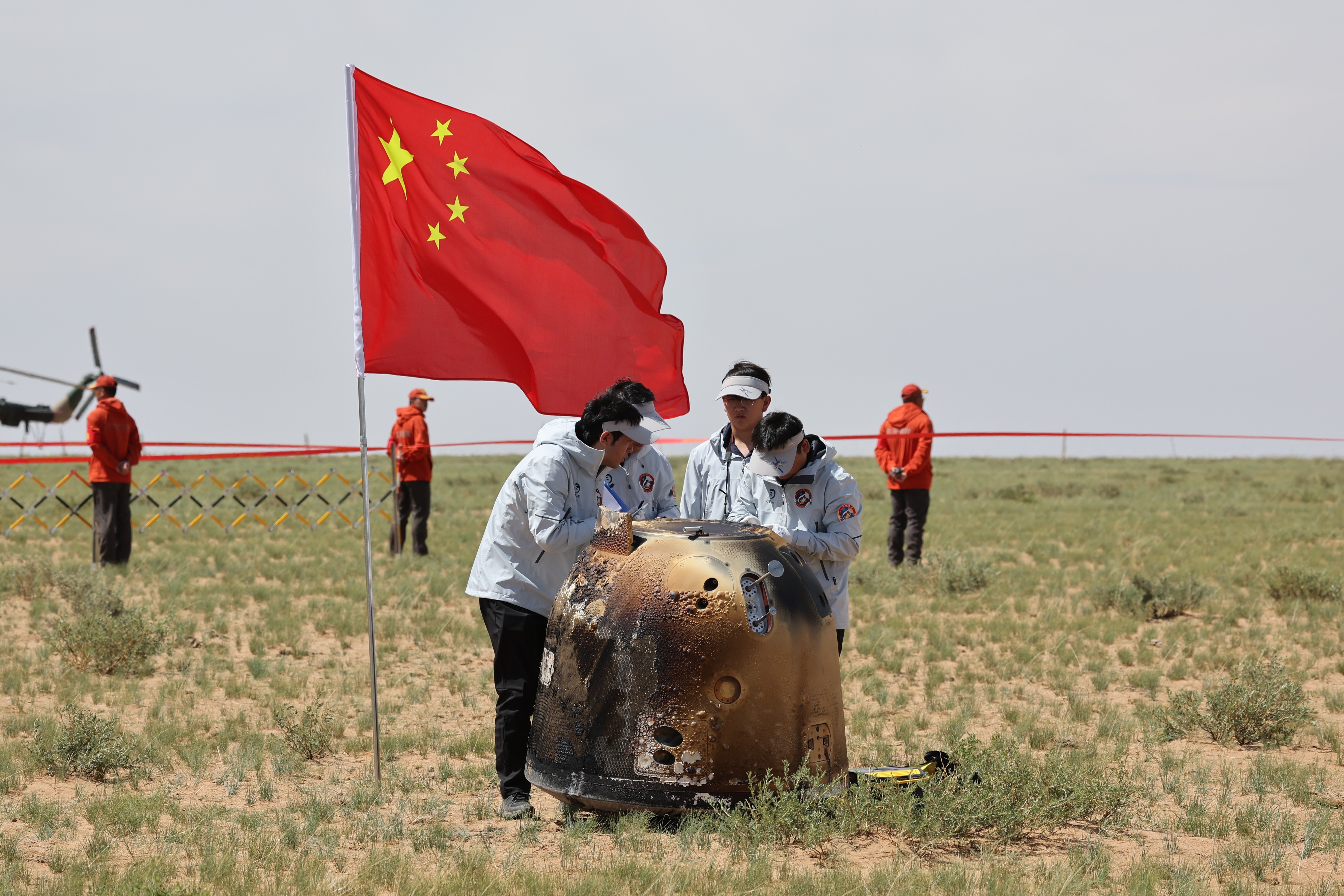 6月25日拍摄的嫦娥六号返回器回收现场。