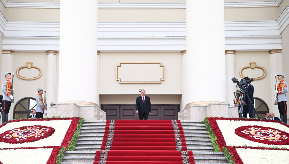 图片快讯｜习近平在杜尚别出席塔吉克斯坦总统拉赫蒙举行的欢迎仪式