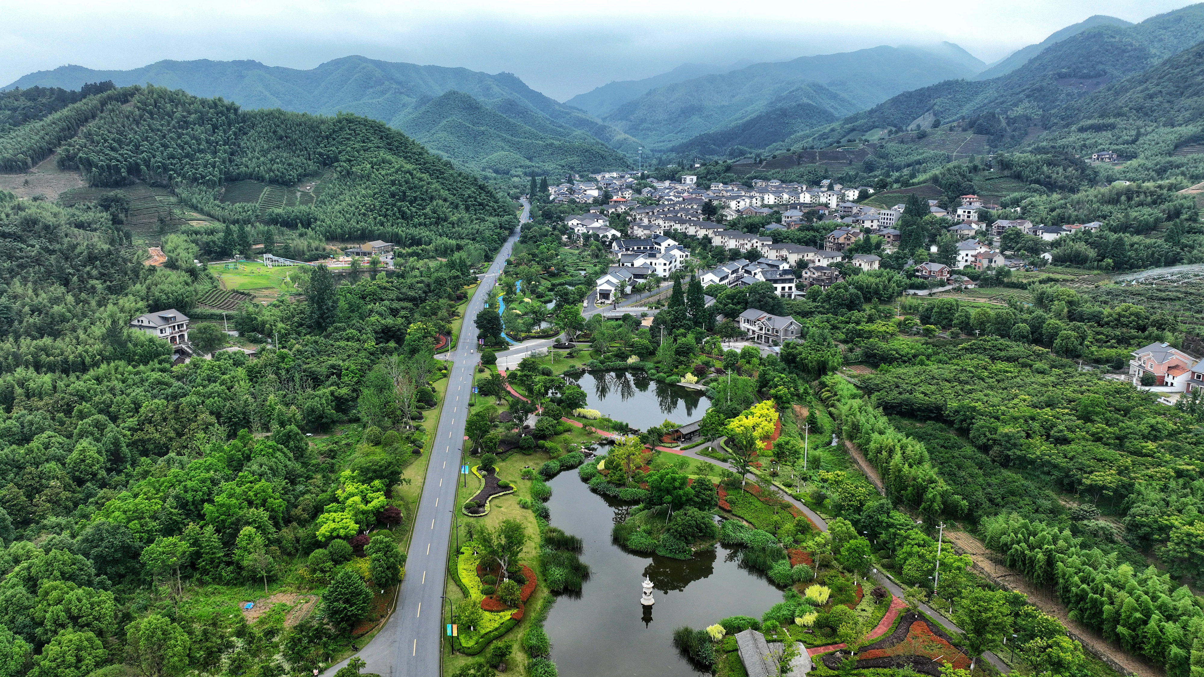 2023年6月6日，杭州余杭区径山镇乡村，生态碧水、沿路花海与村庄农房相映成趣，构成一幅美丽的山水田园画。