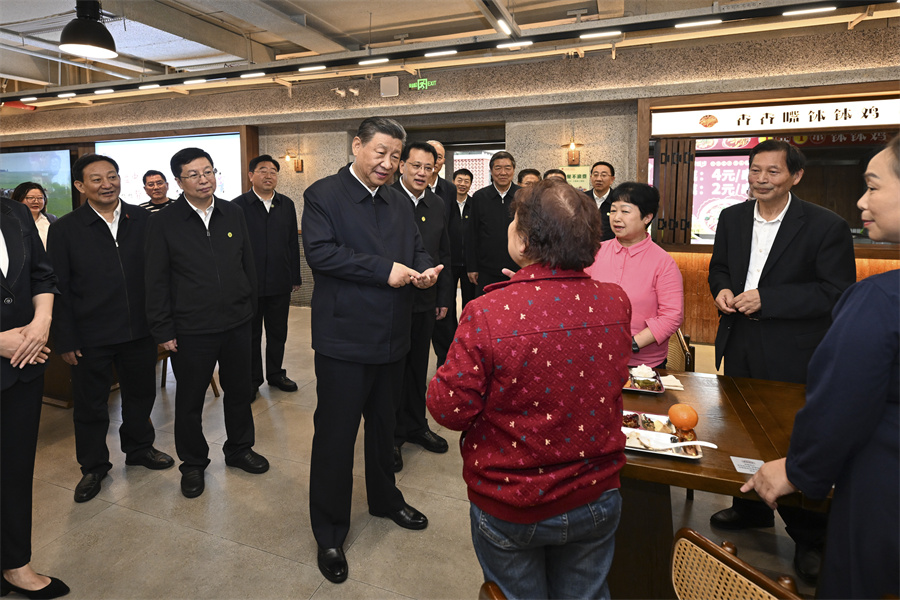 2024年4月22日下午，习近平在九龙坡区谢家湾街道民主村社区考察时，同正在社区食堂就餐的群众亲切交流。新华社记者 谢环驰 摄