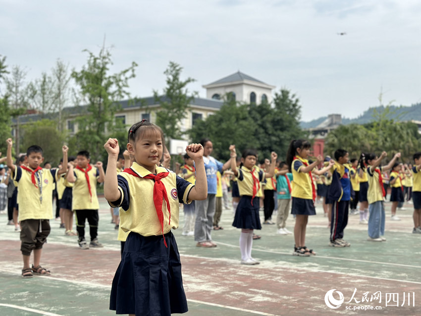 “这份珍贵的‘六一’礼物，我将永远珍藏”