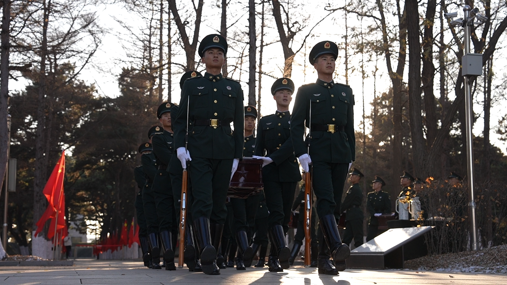 2023年11月18日，解放军仪仗司礼大队的礼兵在沈阳抗美援朝烈士陵园训练。人民网记者 邱宇哲摄