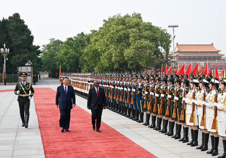 习近平同几内亚比绍总统恩巴洛会谈