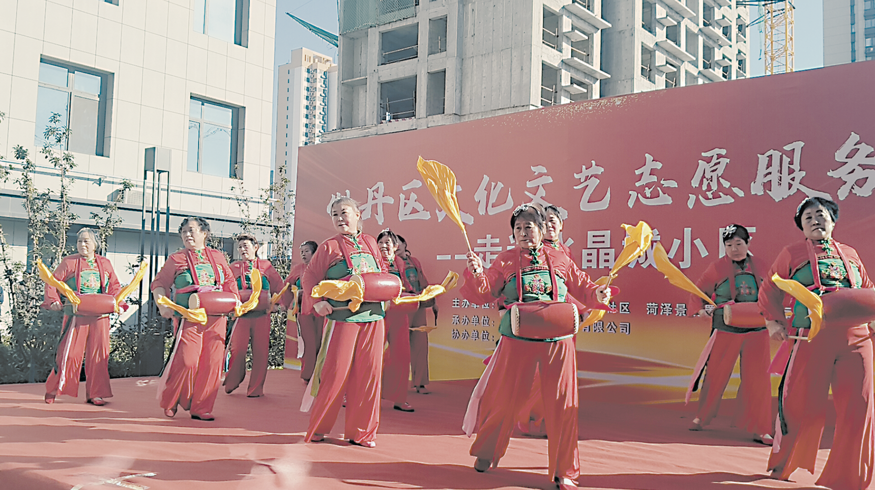 小区里来了“文艺演出队”