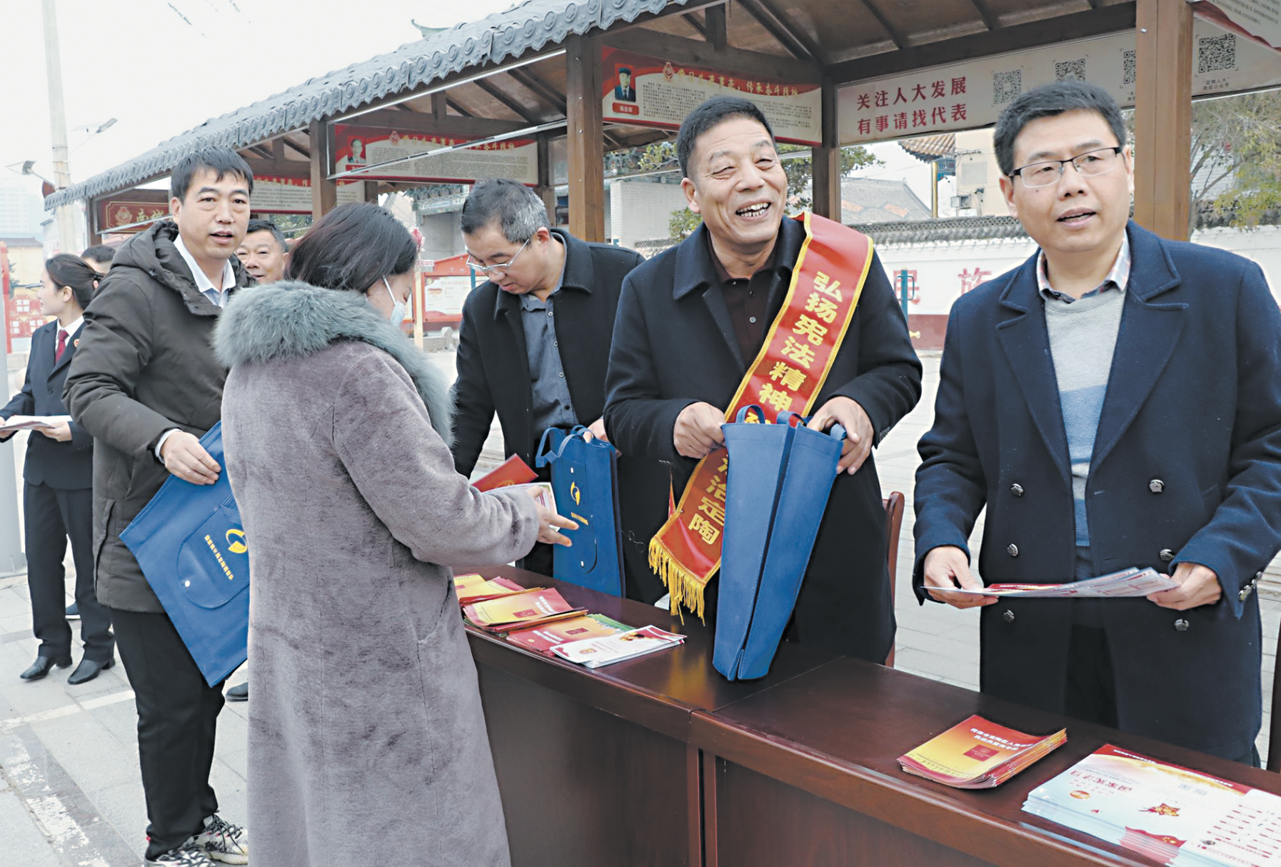 人大代表宣传宪法