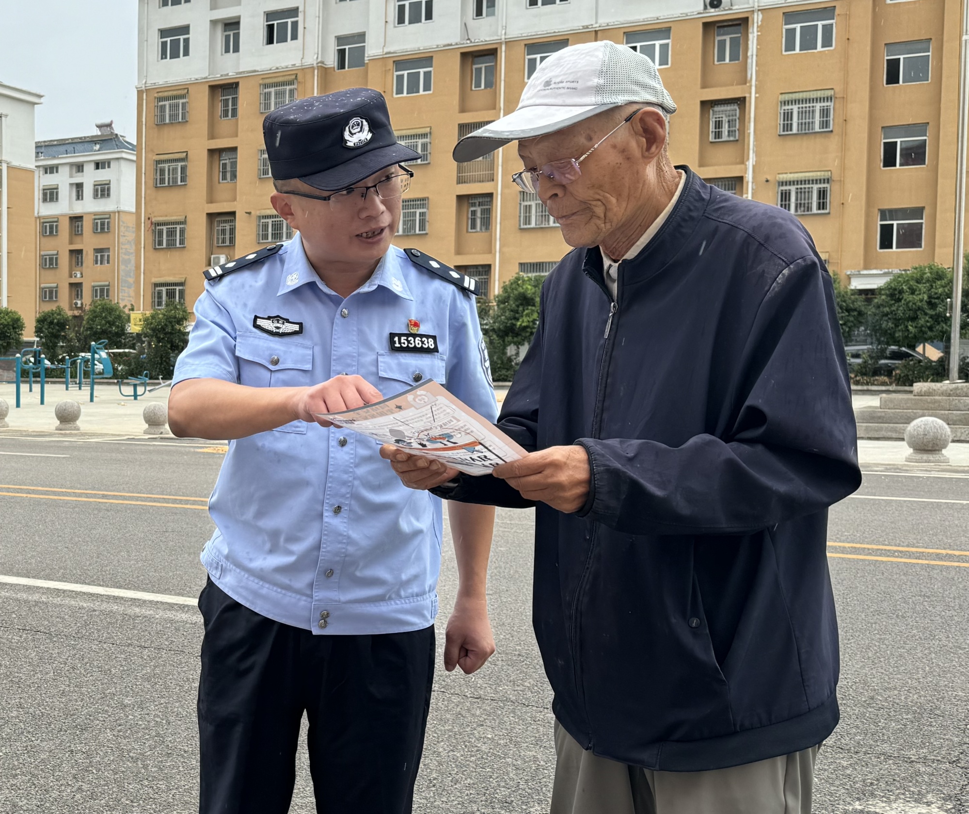 民警进社区  吹响“安全哨”