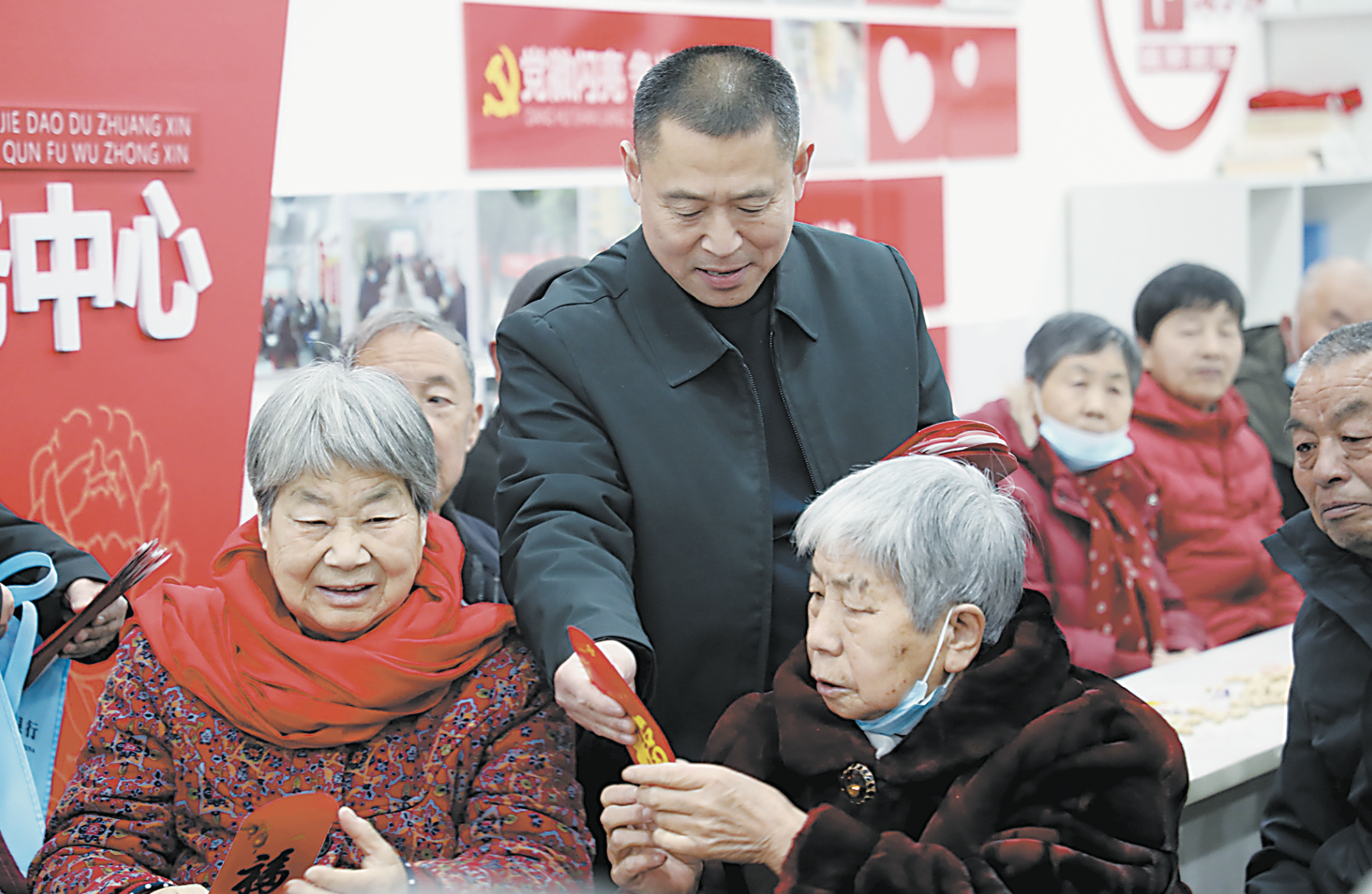 70岁以上老人喜领“春节红包”