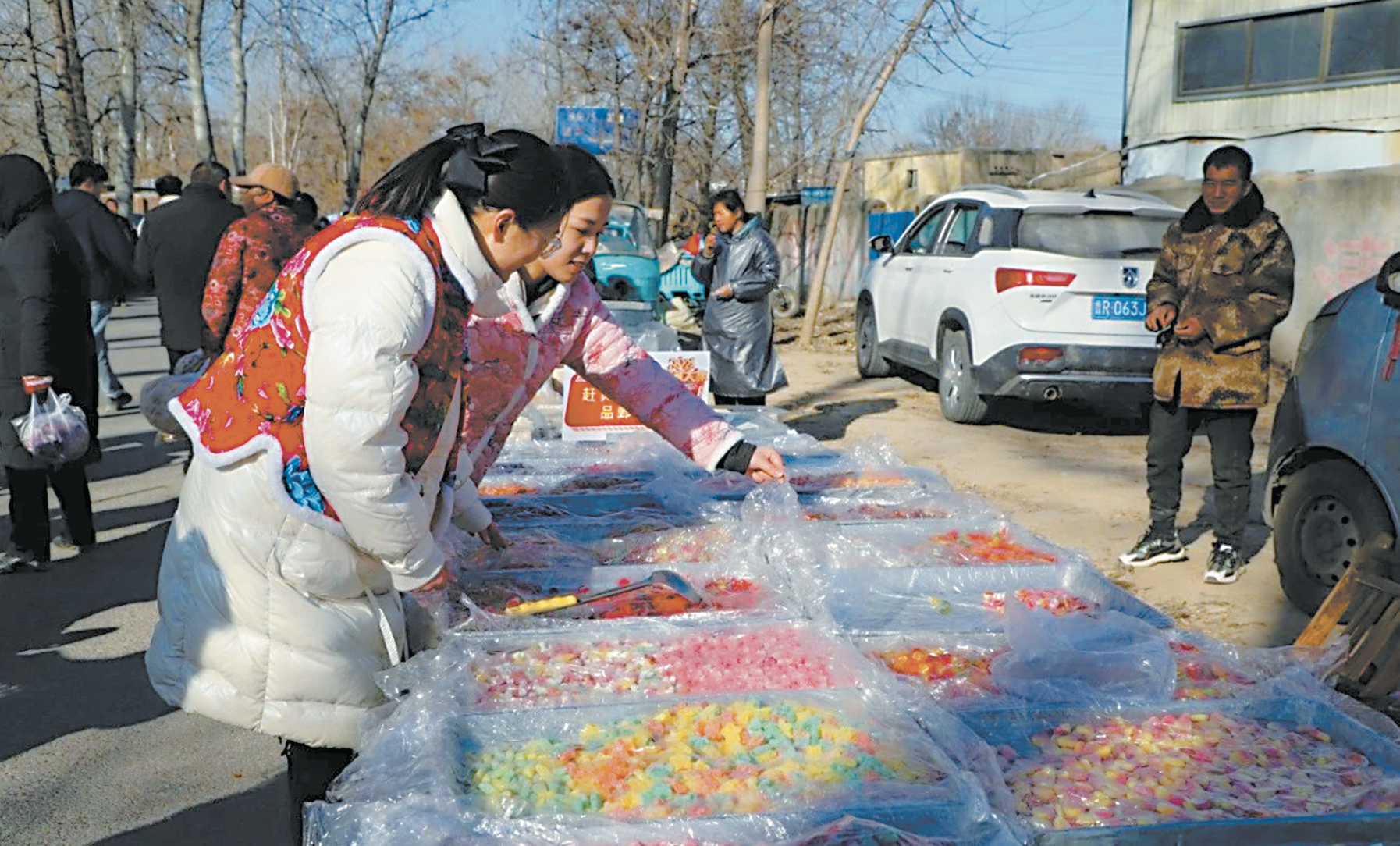 热闹集市汇集浓烈人间烟火气