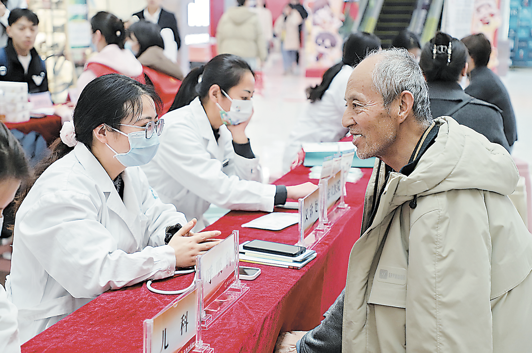 市妇联举行学雷锋志愿服务暨普法宣传活动