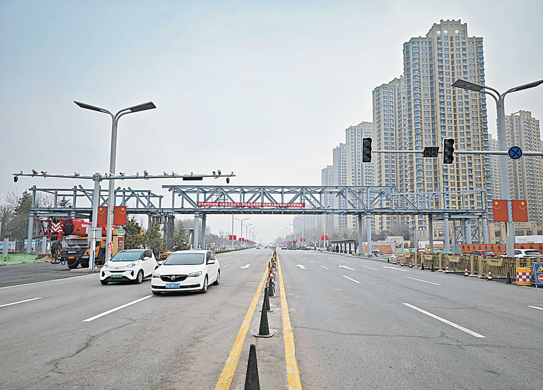 人民路首座人行天桥顺利合龙