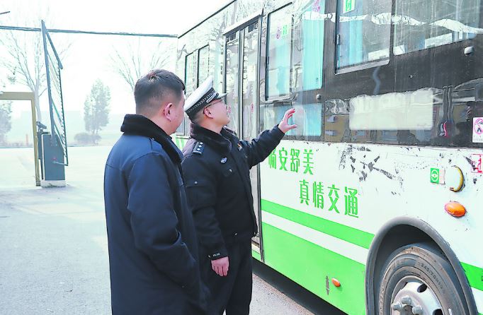 严把交通“安全关”