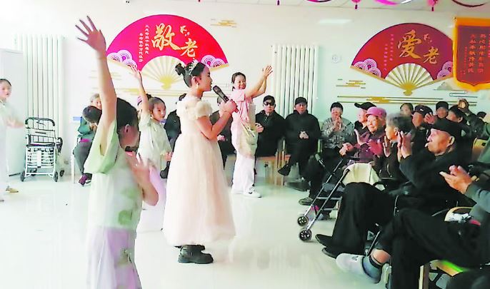 渤海路小学师生慰问康养院老人