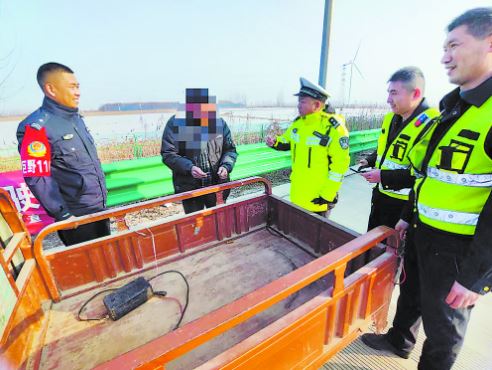 交警暖心救援，寻亲老人有惊无险