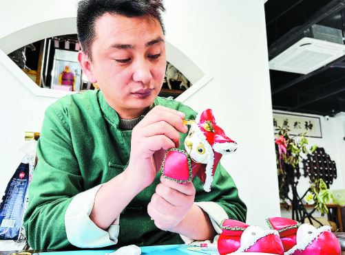 巧手塑“福马” 指尖送祝福