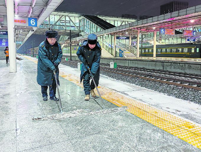 公路铁路部门提前部署 连夜开展除冰雪作业