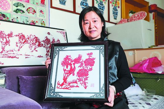 巧手剪“马”迎新春