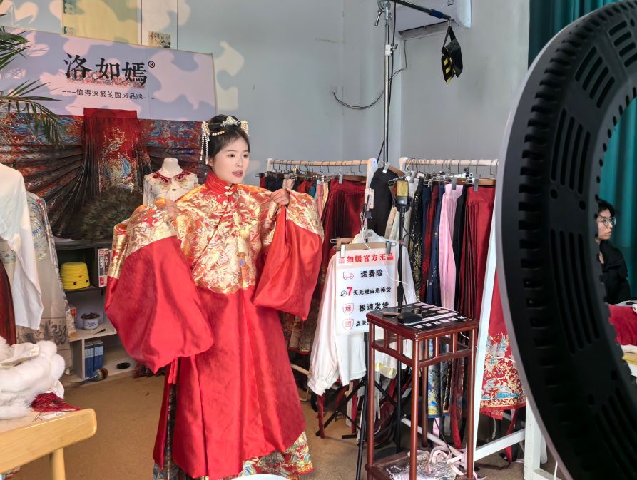 马年汉服焕新 直播燃动产业活力