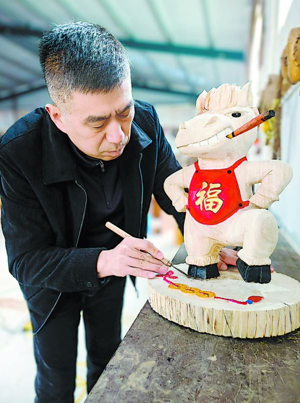 木中寻“龙马”  刀下立新春