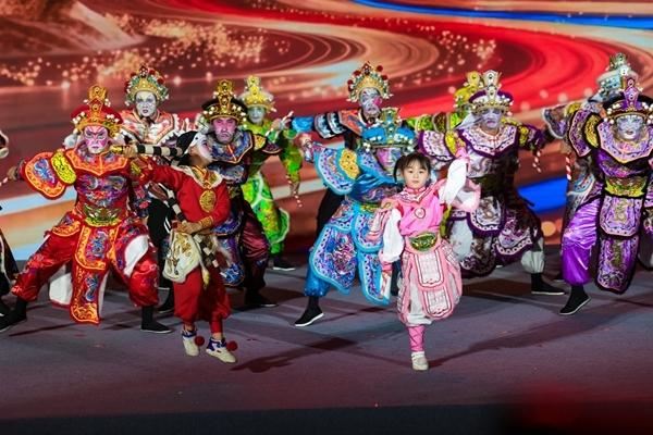 年轻人在非遗中“寻味中国年”_新闻频道