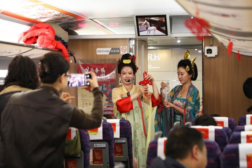中国春运列车化身传统文化“流动博物馆”_新闻频道