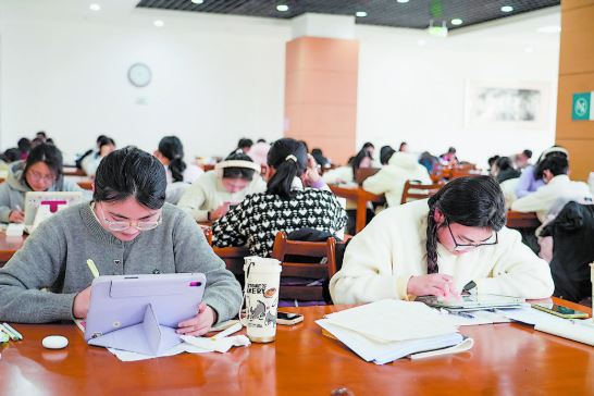 市图书馆成为市民假期“打卡地”