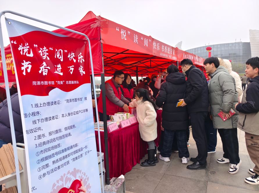 诗词接龙“圈粉” 书香满溢广场