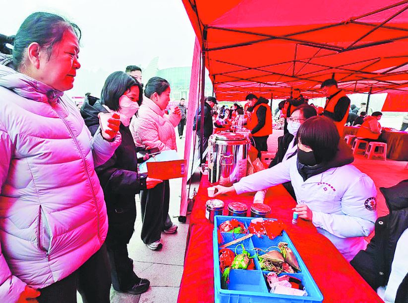 中医“大餐”亮相学雷锋活动 暖心服务获市民点赞