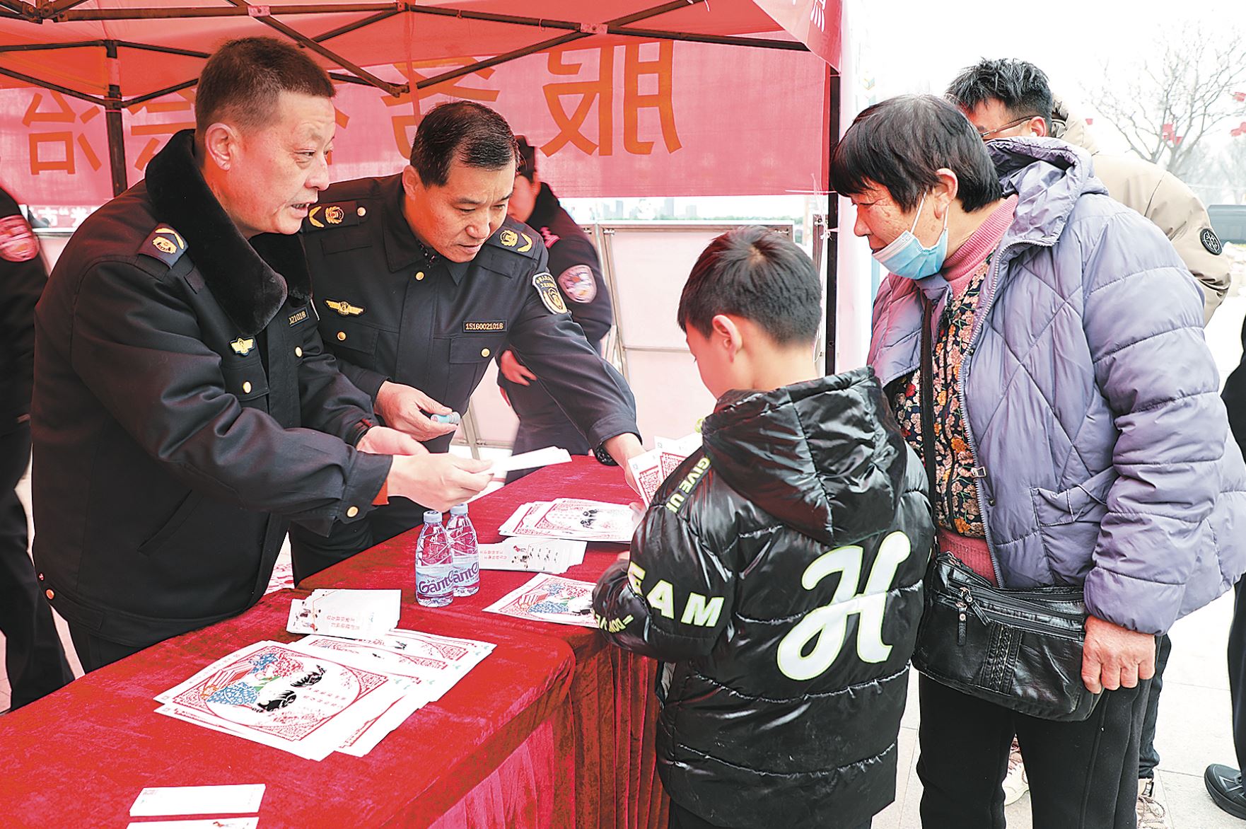 传承雷锋精神 护苗健康成长