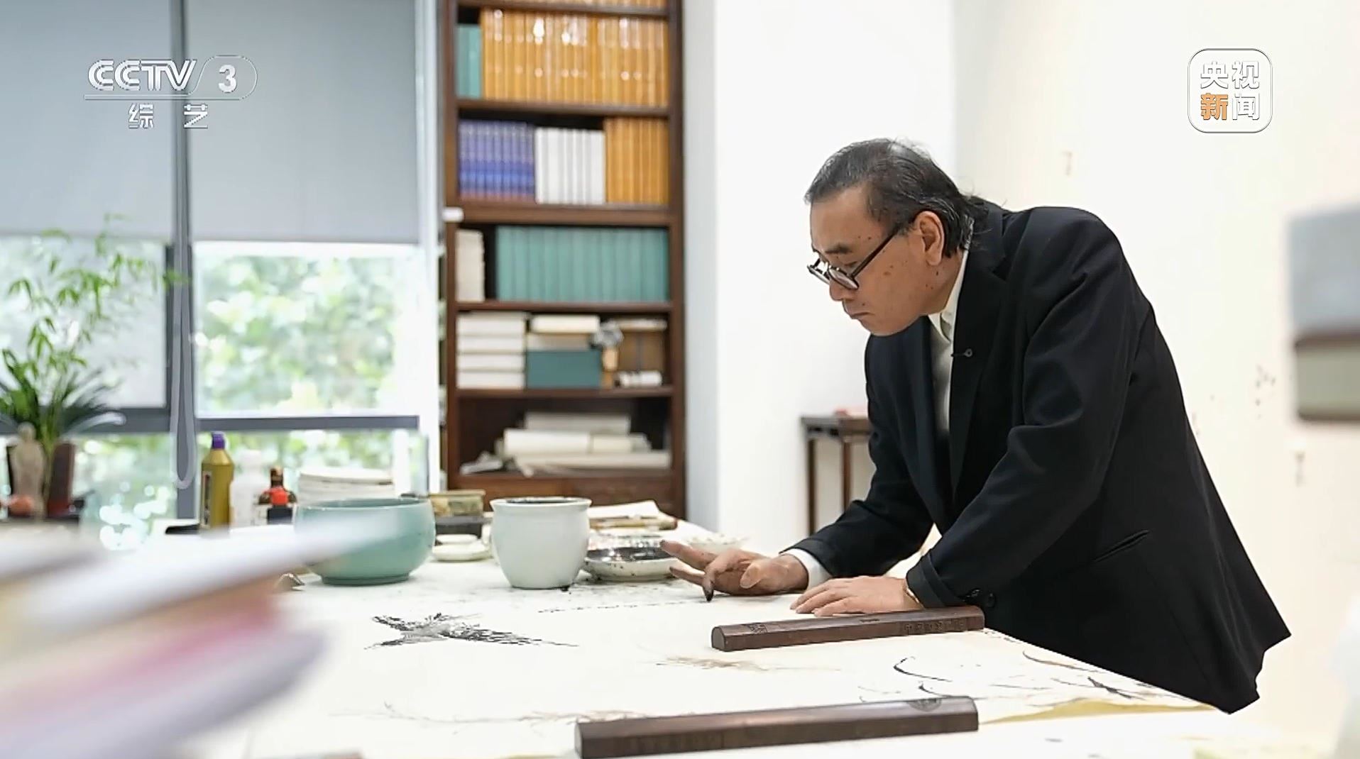 中国国家画院院长刘万鸣：指间存万象 墨里见乾坤