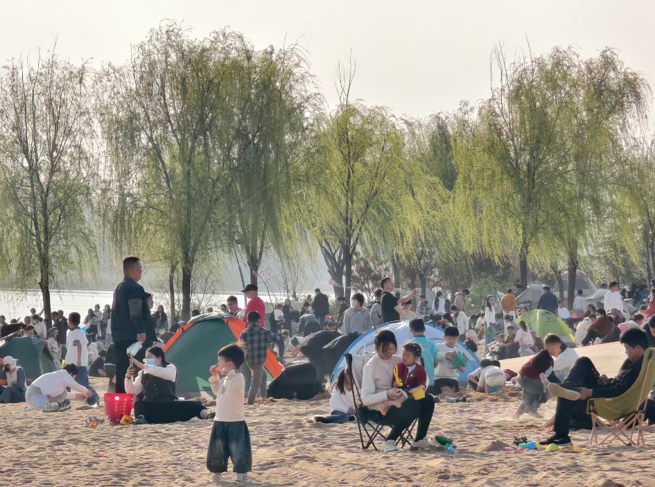 滨水公园成周末休闲好去处