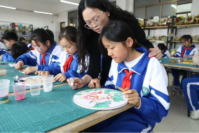 “掐丝牡丹”成小学特色课程