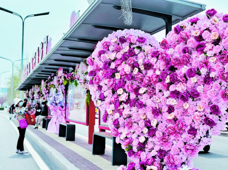 满站“花香”迎客来