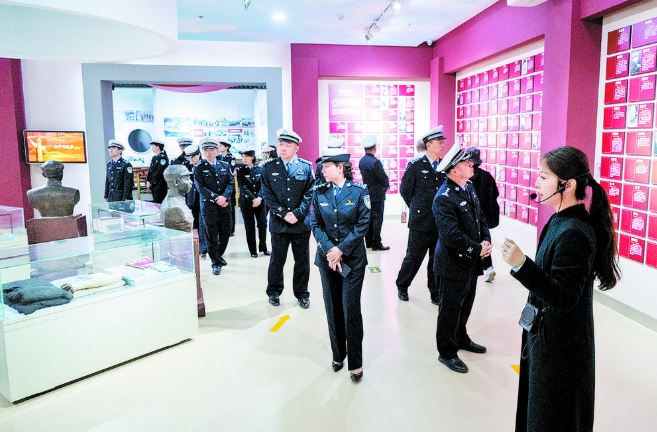 清明祭英烈 忠诚铸警魂