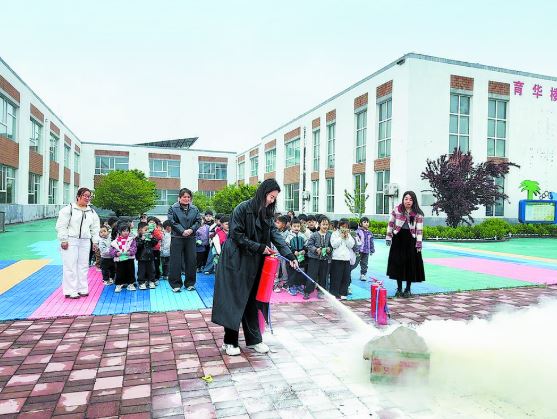 萌娃“火场”学逃生
